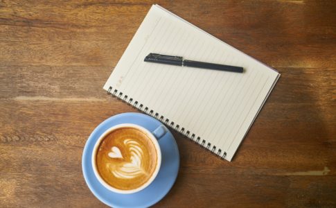 ノートとペンとコーヒー