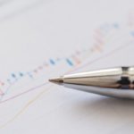 株価のチャートとペン